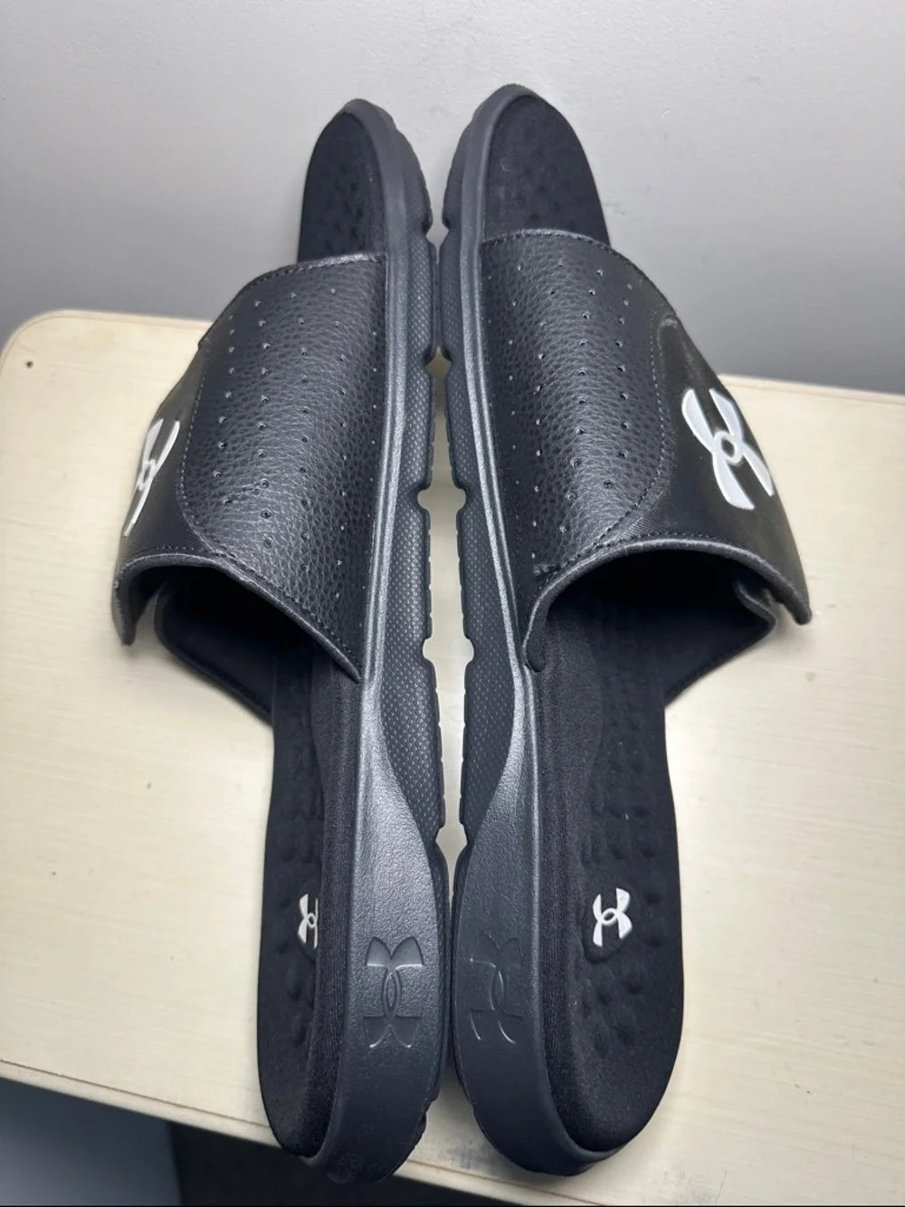 Under Armour Black and White ignite pro Slide rare size 17 Sandals